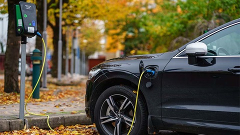 voiture électrique rattaché à une borne de recharge